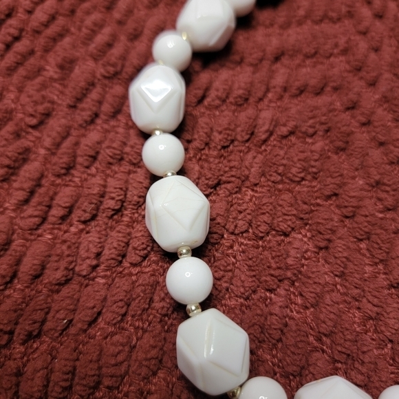 Chunky White Vintage Necklace with Clasp - Picture 4 of 6